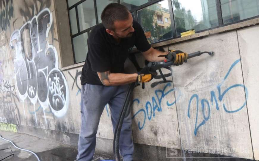 Počelo uklanjanje grafita s fasada zgrada u Titovoj ulici